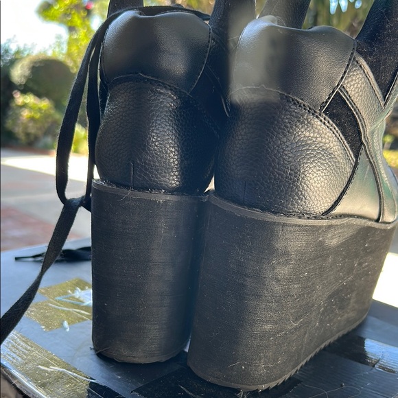 Stylish Black High-Top Sneakers - Picture 3 of 5